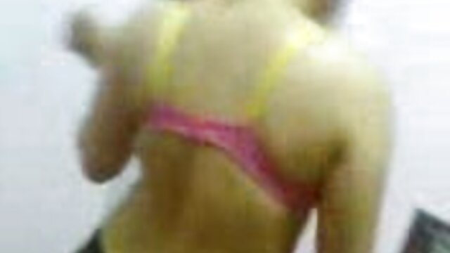Jolie blonde se déshabille érotiquement et caresse la chatte dans des enregistrements privés film porno femme ronde
