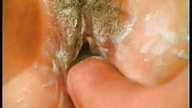 Une poupée aux gros films adultes x seins avale habilement la bite d'un mec en privé