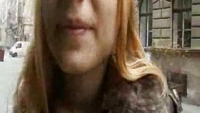 Une jeune salope suce passionnément l'énorme vidéos xxx gratuit bite du vieil homme