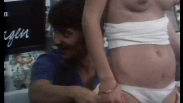 Copines sexy posant dans le chat et caressant hamster film x des chattes