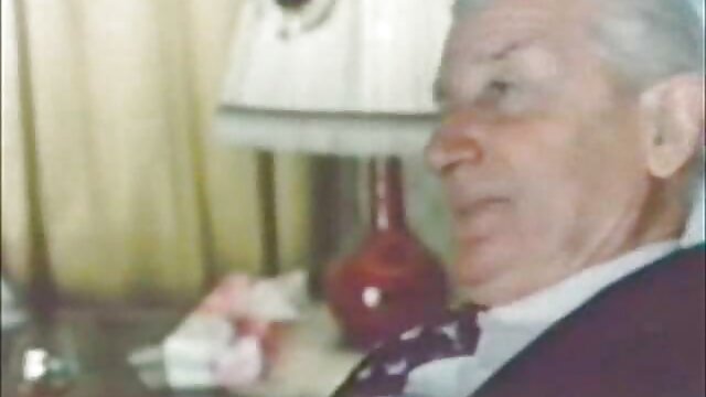 Un homme dans la salle de bain baise violemment vidéo x une femme lascive dans un cul serré