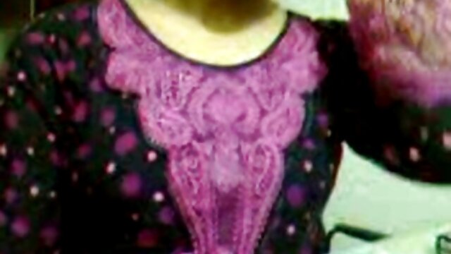 Une brune sensuelle sans complexes baise son mec pour film x viol une vidéo privée à la maison