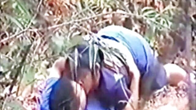 Dames d'affaires tchèques lesbiennes film x en francai ont des relations sexuelles à trois sur le canapé